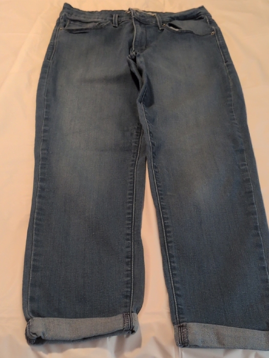 Levi's Denim - Levi’s Light Wash Rolled Hem Capri Jeans Straight Leg Medium Blue Levis Jeans